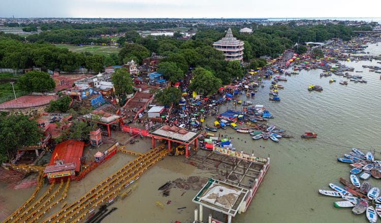 Up Weather Update:आज 17 जिलों में भारी बारिश का अलर्ट, 37 जिले बाढ़ से ...