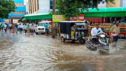 Prayagraj News: Many roads became ponds due to rain, water also entered the houses