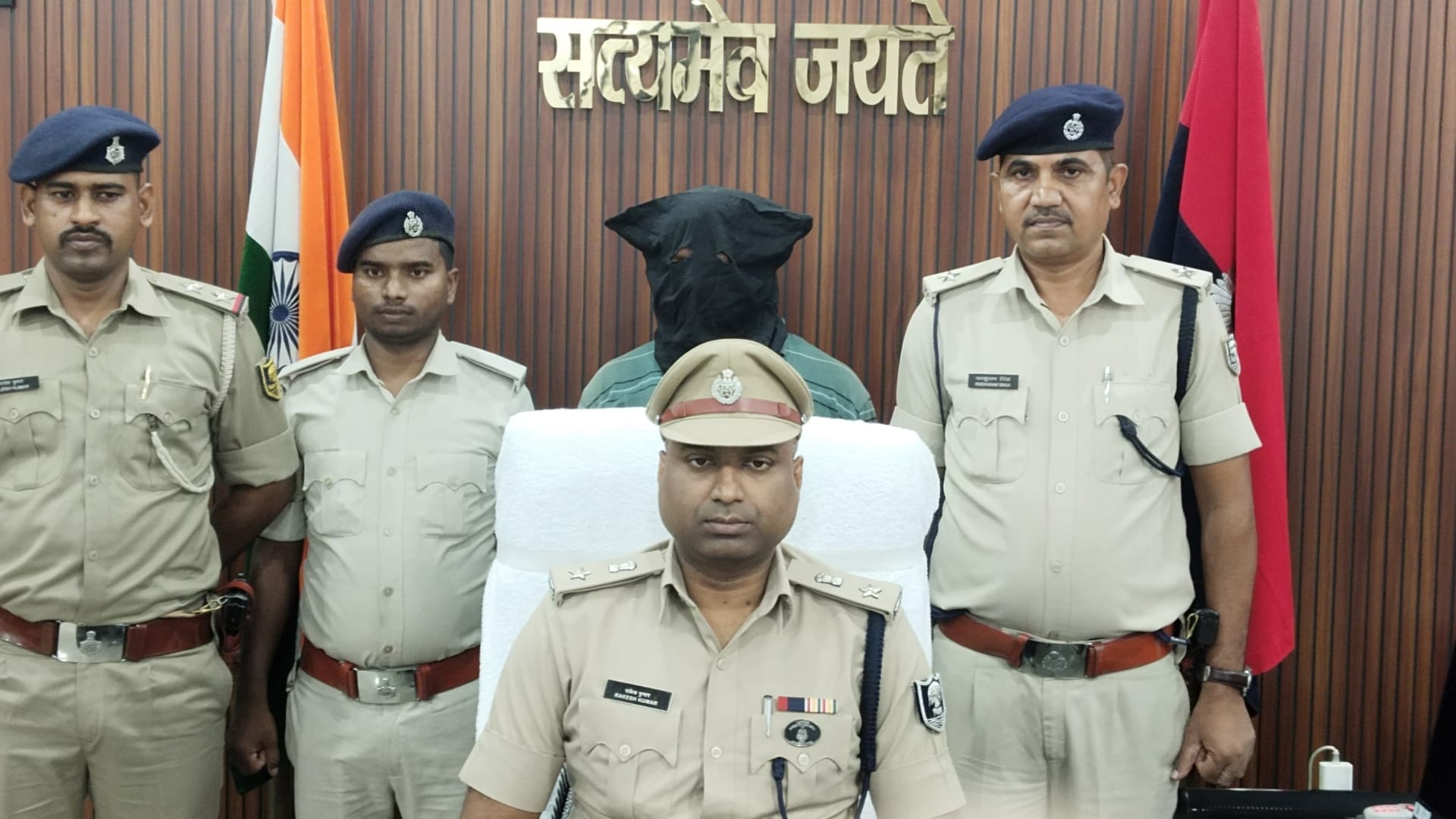 पुलिस की गिरफ्त में आरोपी