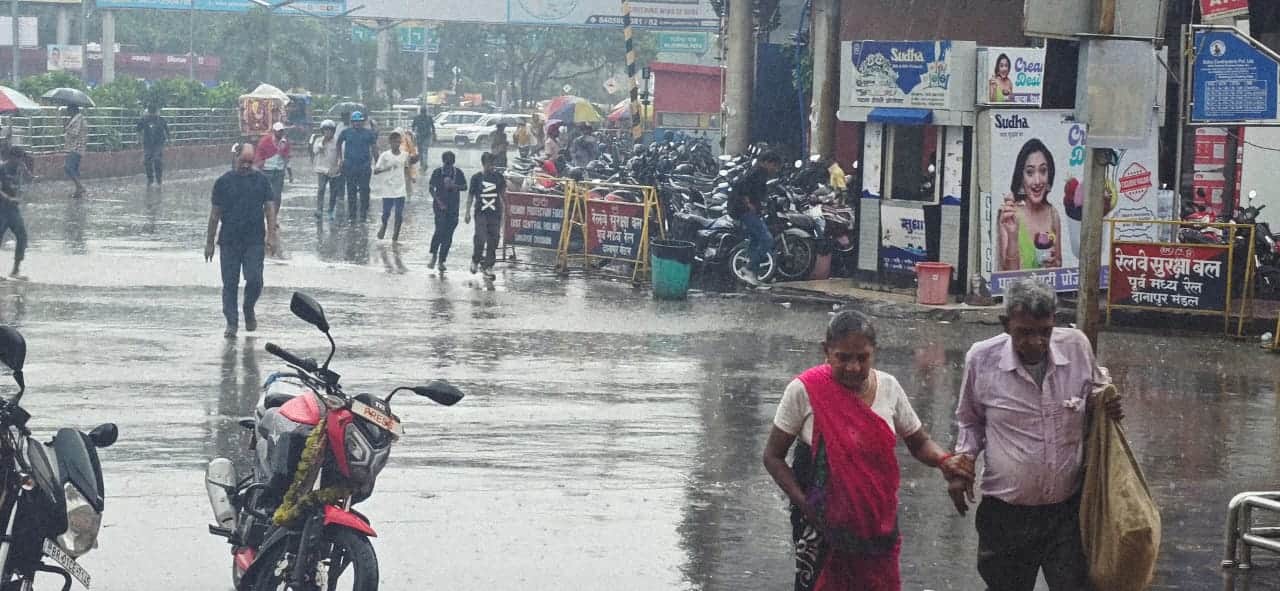 पटना में बारिश हो रही है।