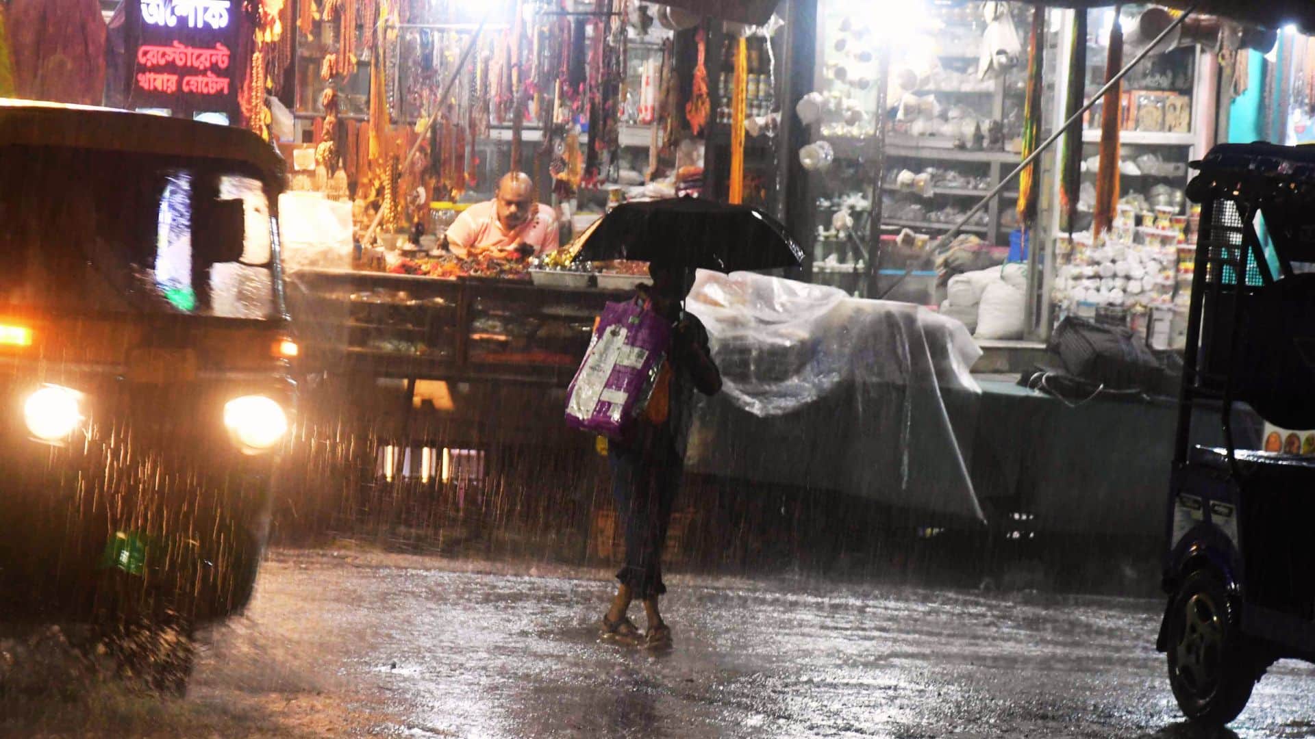 Varanasi Weather 50 mm rain in two hours waterlogging on 20 roads tree fell on car in court relief from heat