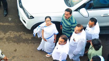 Mamata leads protest march in Kolkata over harassment of Bengali-speaking people in other states