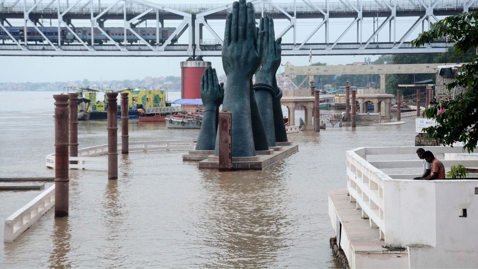 Varanasi Flood update Water rising at speed of 4 cm per hour stage of Subah-e-Banaras submerged