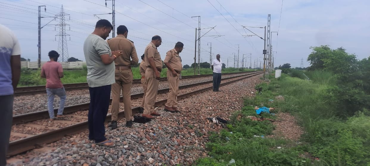 Kanpur Dehat Bodies of a young man and a woman found near the railway track suspected to be a love couple