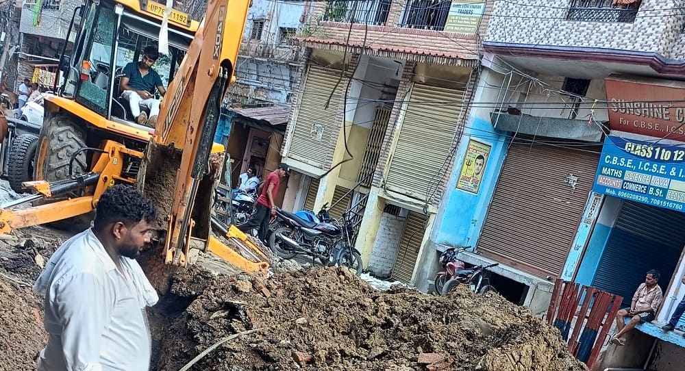 Kanpur Road collapsed again in Bhusatoli bartan bazzar rain increased difficulties demand for repair