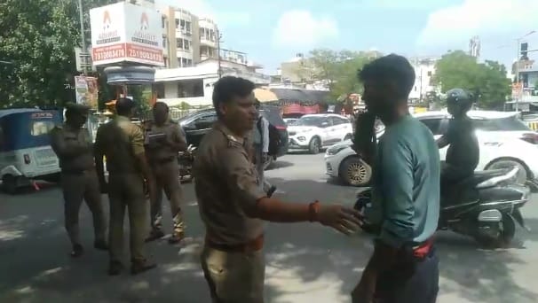 Kanpur Checking campaign of e rickshaws at Deep Tiraha police seize erickshaws without QR code