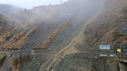 Landslide on Kalsi-Chakrata motor road Dehradun Uttarakhand News in Hindi