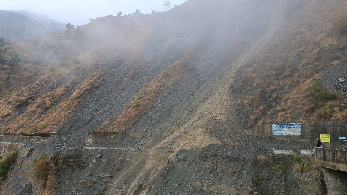 Landslide on Kalsi-Chakrata motor road Dehradun Uttarakhand News in Hindi