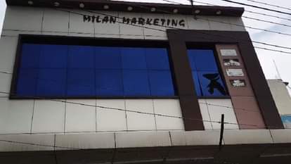 मिलन मार्केट का मालिक फरार