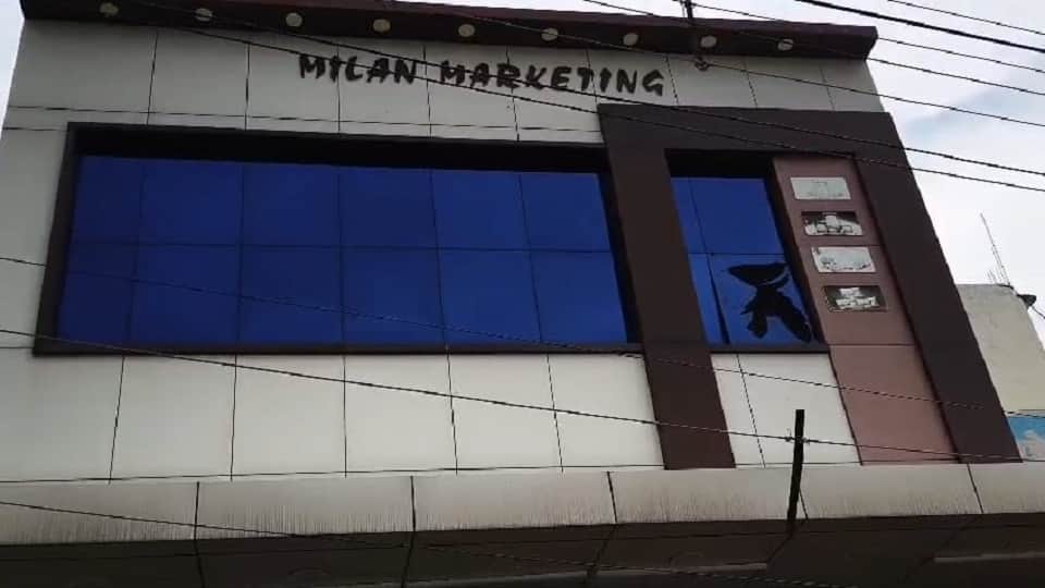 मिलन मार्केट का मालिक फरार