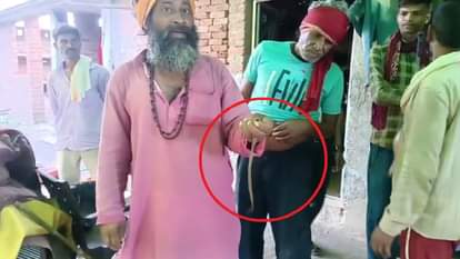 पकड़ी गई नागिन को दिखाता सपेरा