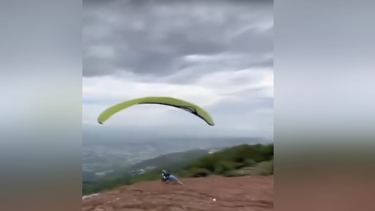 Dharamshala: Paraglider lost balance, tourist died after falling into a ditch, video of the accident surfaced
