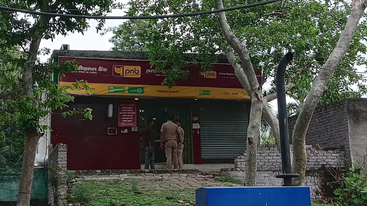 Police caught the thieves who broke into the bank red handed in Shahjahanpur