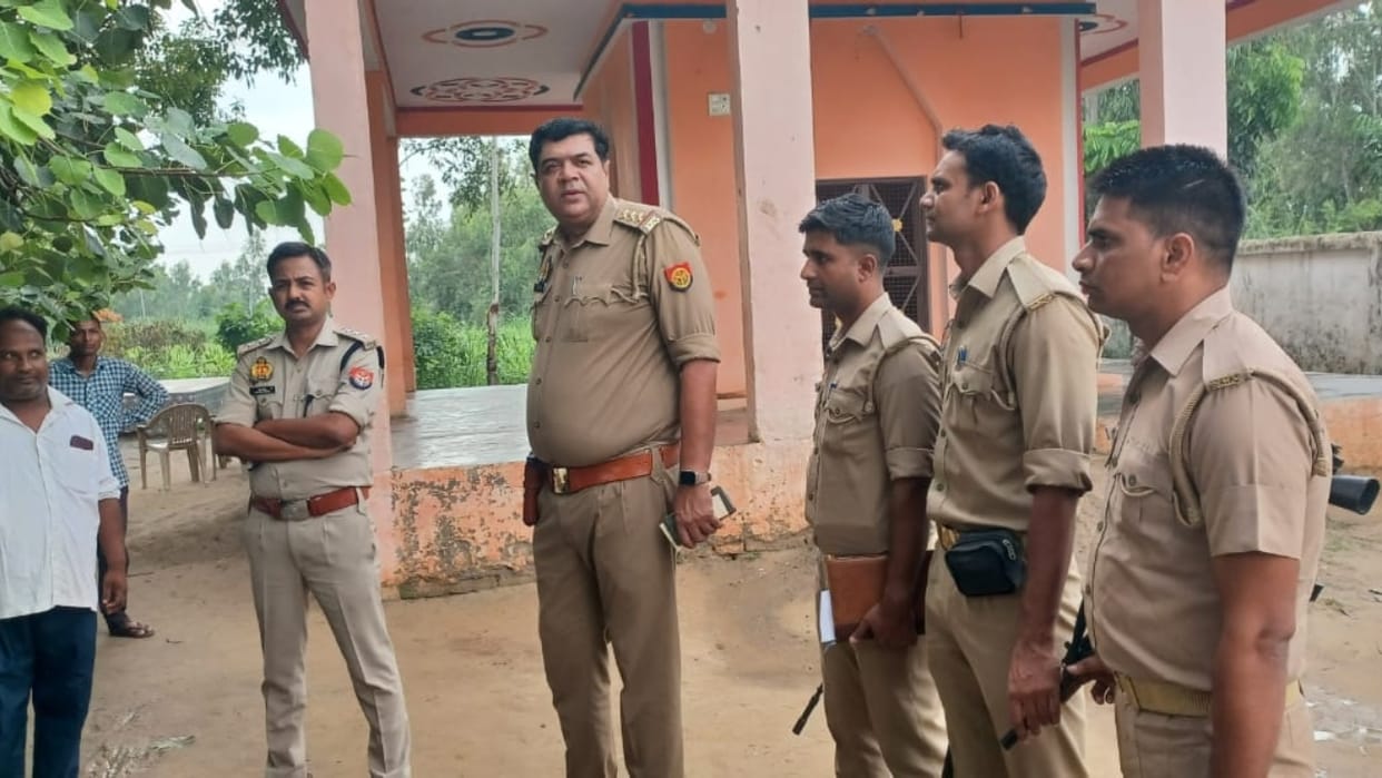 Miscreants broke the idol in the temple and threw mud on the banner of Kanwadis in bareilly