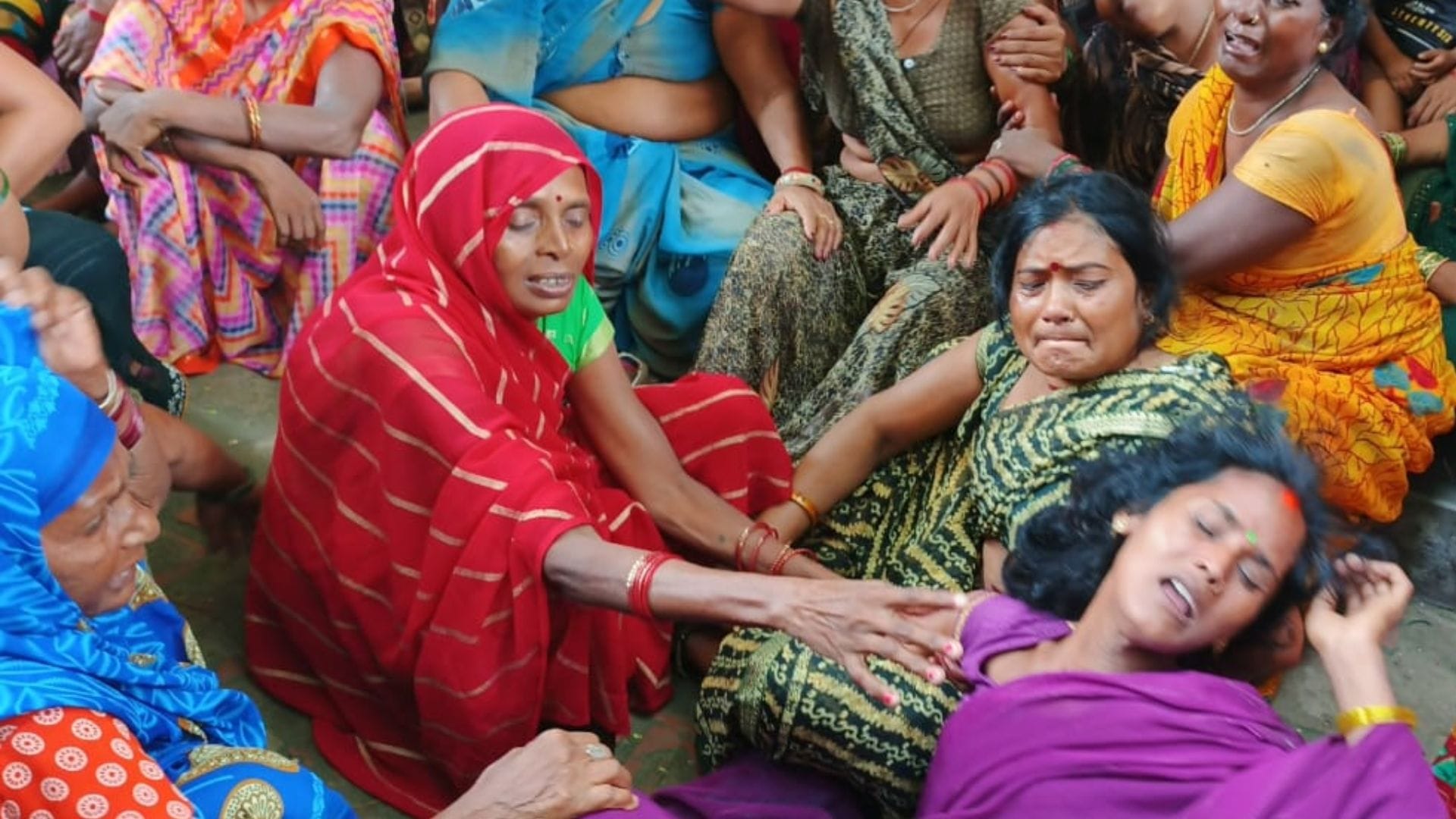 painful story of sisters due to death of two brothers before Rakshabandhan 2025 in varanasi
