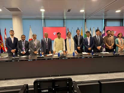 सीएम डॉ. यादव अधिकारियों के साथ बैठक में