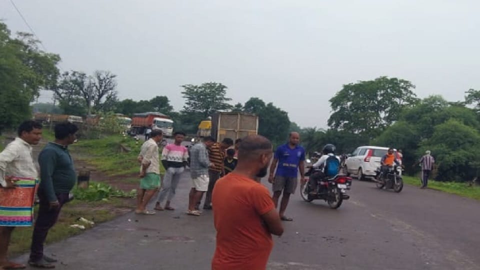 Painful road accident in Latesara bike rider seriously injured after being hit by an unknown vehicle referred