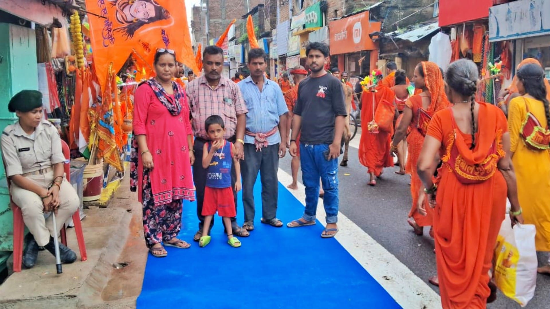 कांवड़ियों के लिए नेपाल की महिला ने बिछवाया कारपेट