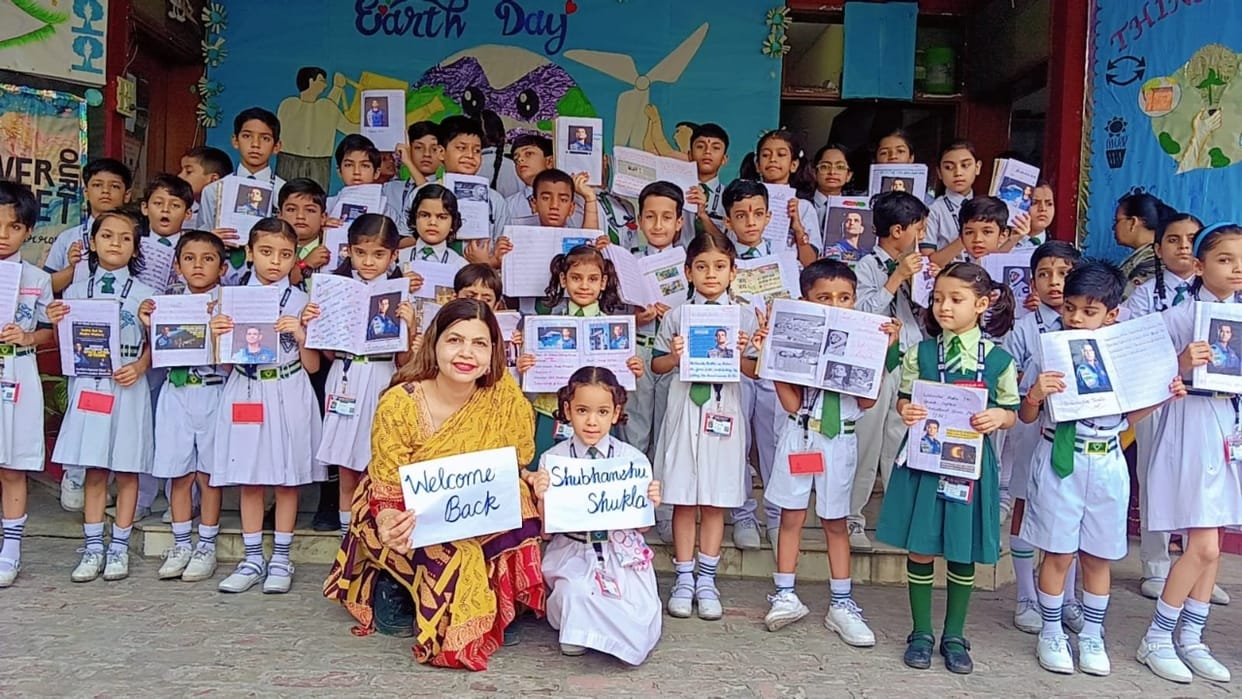 School children welcomed Shubhanshu Shukla by making posters in Shahjahanpur