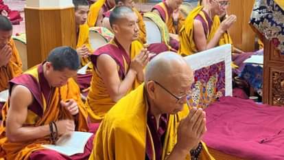 तिब्बती धर्मगुरु दलाई लामा की लंबी आयु के लिए आयोजित प्रार्थना सभा में भाग लेते बौद्ध लामा।