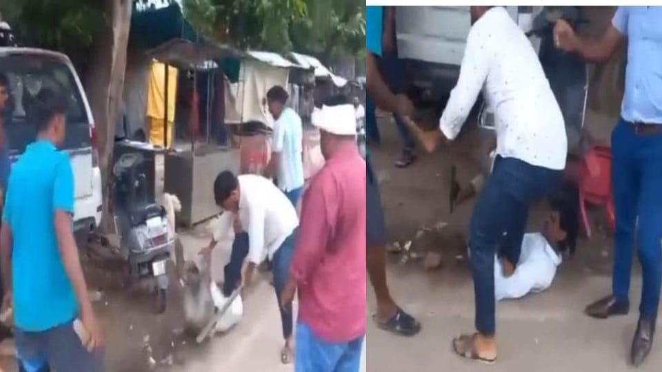 fight between  municipal corporation team and shopkeepers over encroachment removal