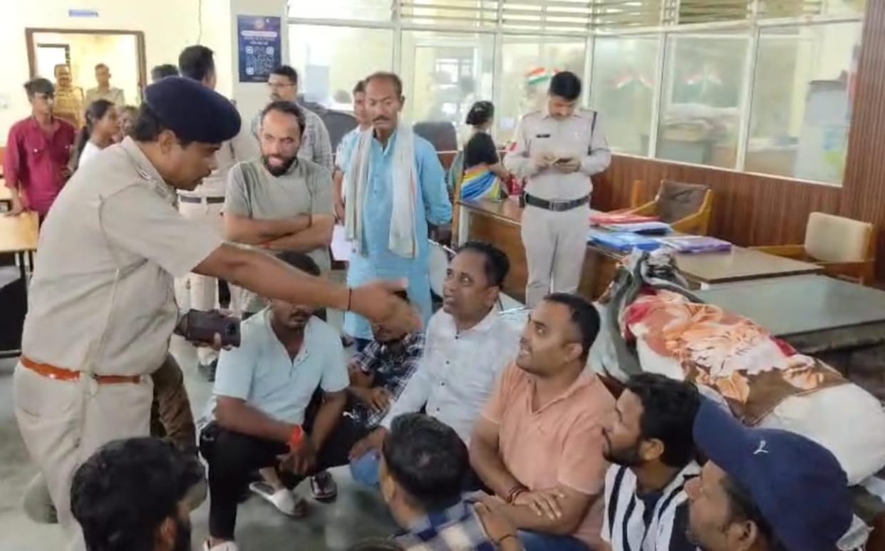 Indore: Mob lynching on suspicion of theft, relatives protested by keeping the body in the police station