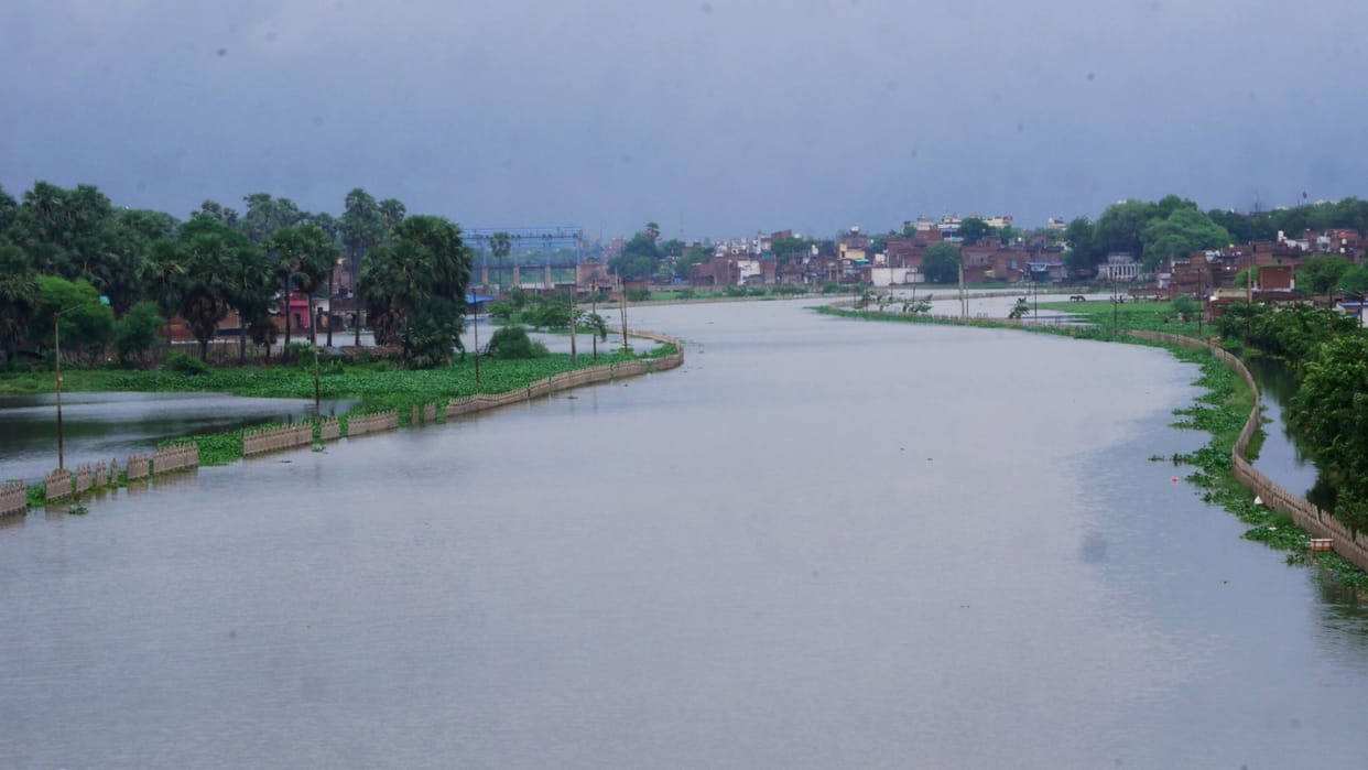 Flood in UP Varuna river reverses flow seven gates of dam built on old bridge opened Ganga level is rising