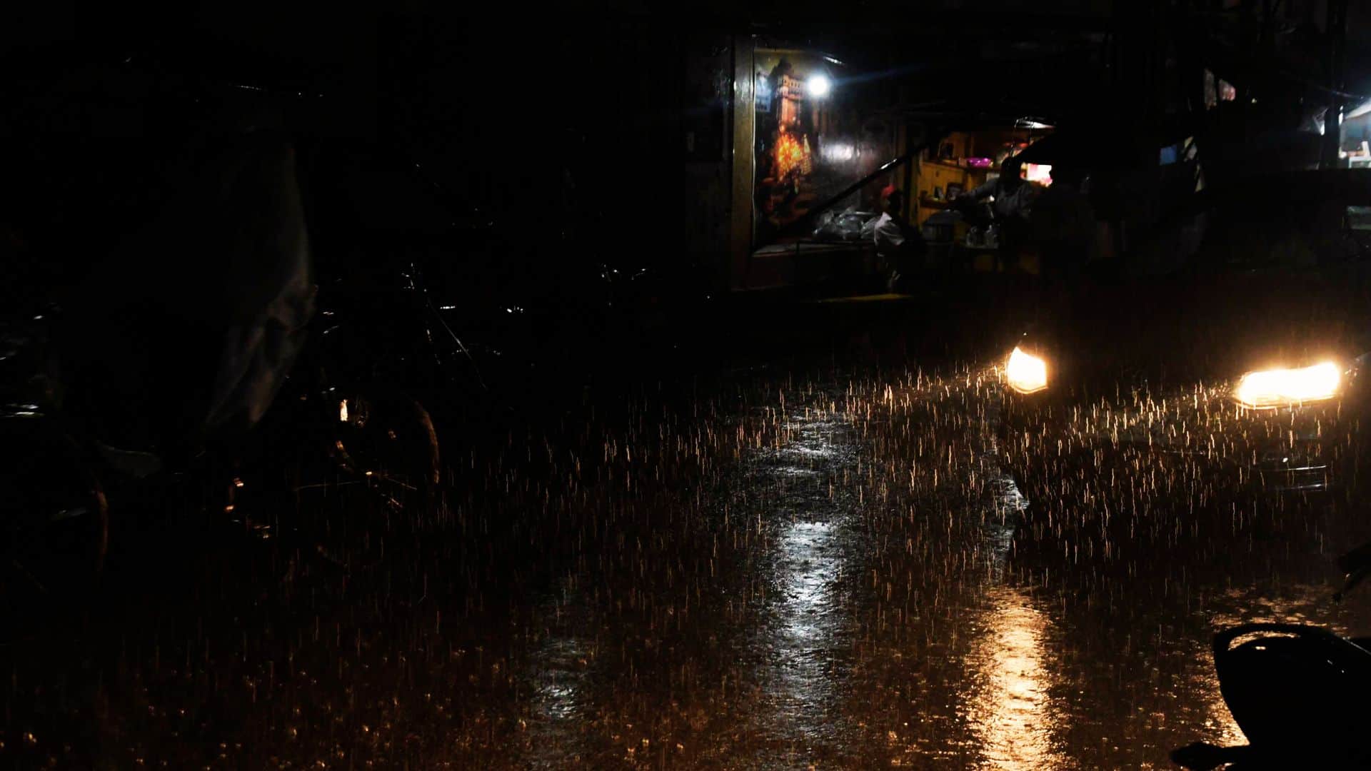 Varanasi Weather 50 mm rain in two hours waterlogging on 20 roads tree fell on car in court relief from heat