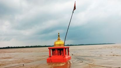 UP: काशी में गंगा चेतावनी बिंदु पार...मणिकर्णिका घाट की गलियों में लगी शवों की कतार, इतने परिवारों ने छोड़ा घर UP varanasi flood news Ganga crossed warning point in Kashi Rows of bodies in the streets of Manikarnika Ghat