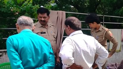 UP: 'मुझे कमरे में बंद करके पीटा... कई दिन भूखा भी रखा', पति ने तलाक मांगा तो हाथ-पैर पर सुसाइड नोट लिख दी जान Husband asked for divorce wife suicide by writing a suicide note on her body In Baghpat