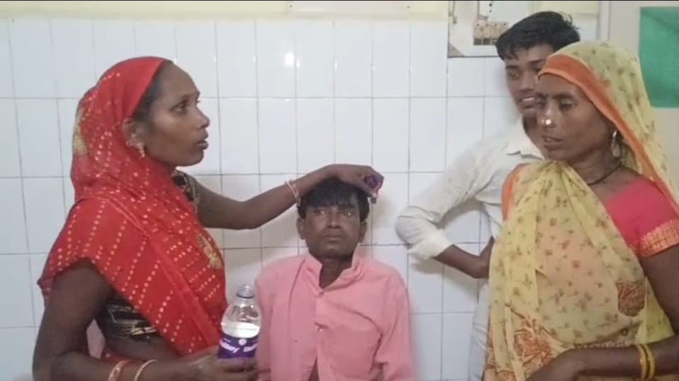 UP News banda young man ate snake by cutting it into pieces who is intoxicated condition