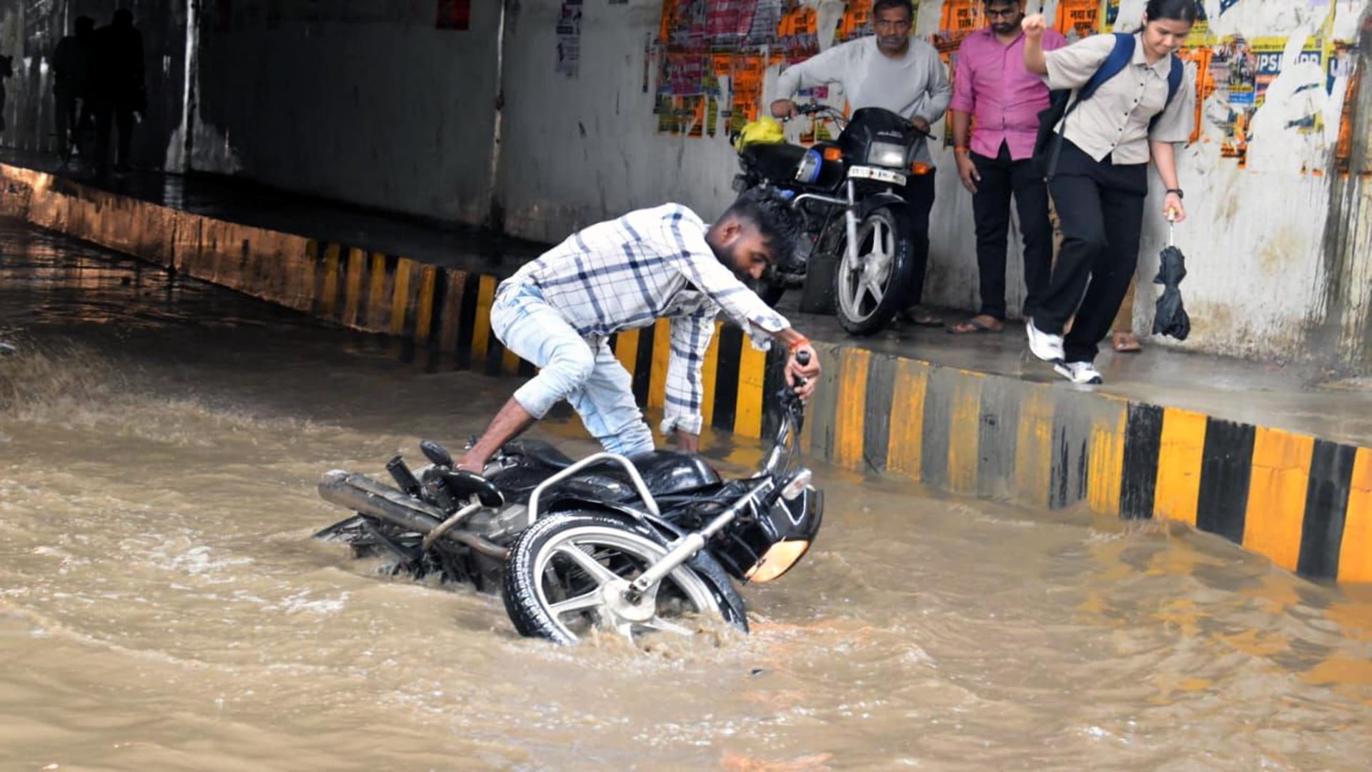 Prayagraj Weather: It is raining continuously in the district since morning