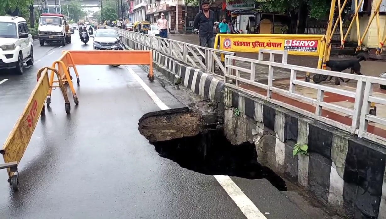 Bhopal: Road collapsed in Bhopal's MP Nagar, 8 feet deep and 10 feet wide pit formed, Congressmen sit on dharn