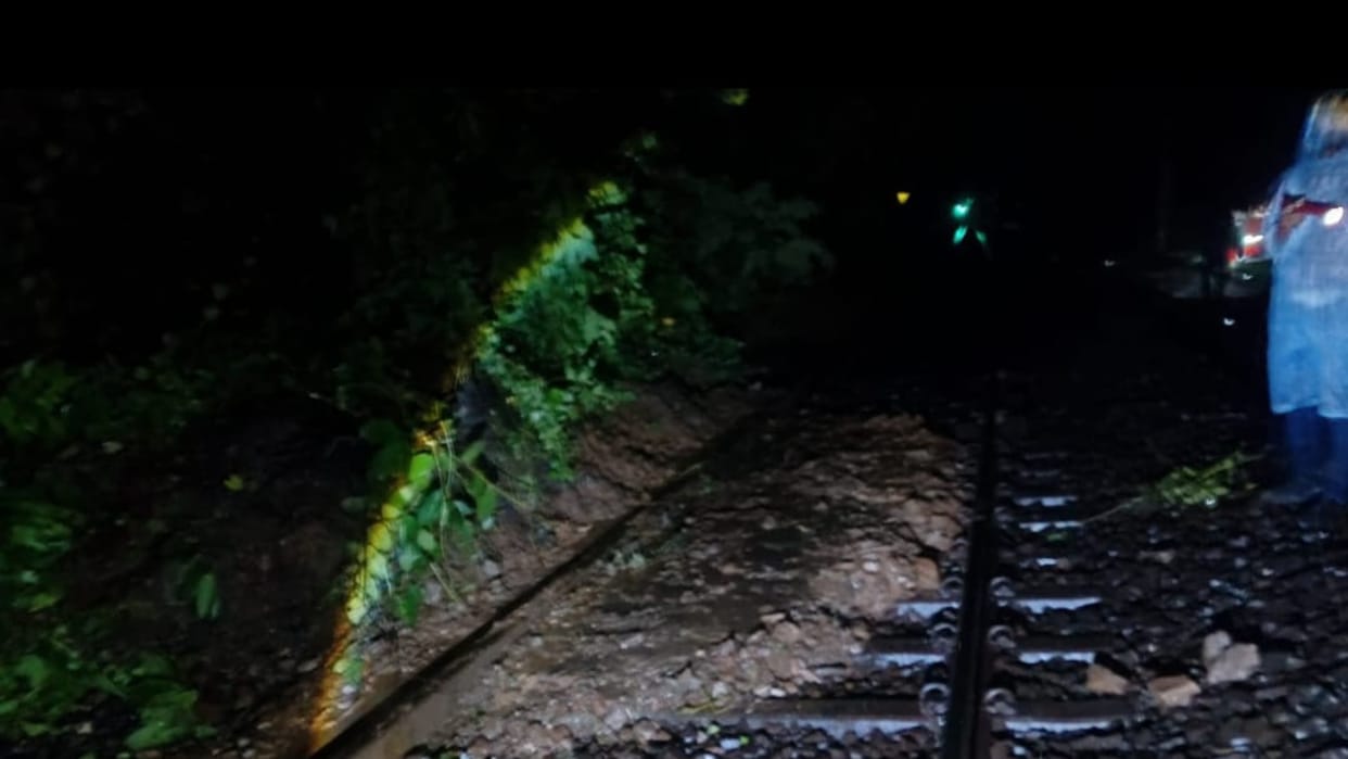 Bihar News : Debris fell on railway track due to heavy rain, many trains were disrupted gaya ji bihar