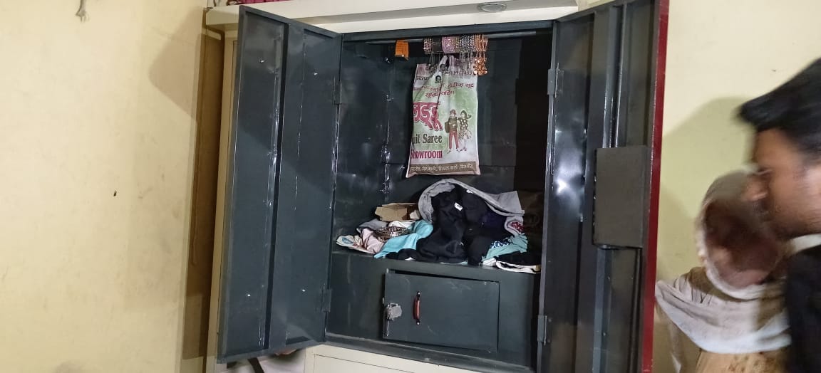Burglary in Noorpur: Thieves steal gold, utensils and 1.60 lakh cash, caught on CCTV