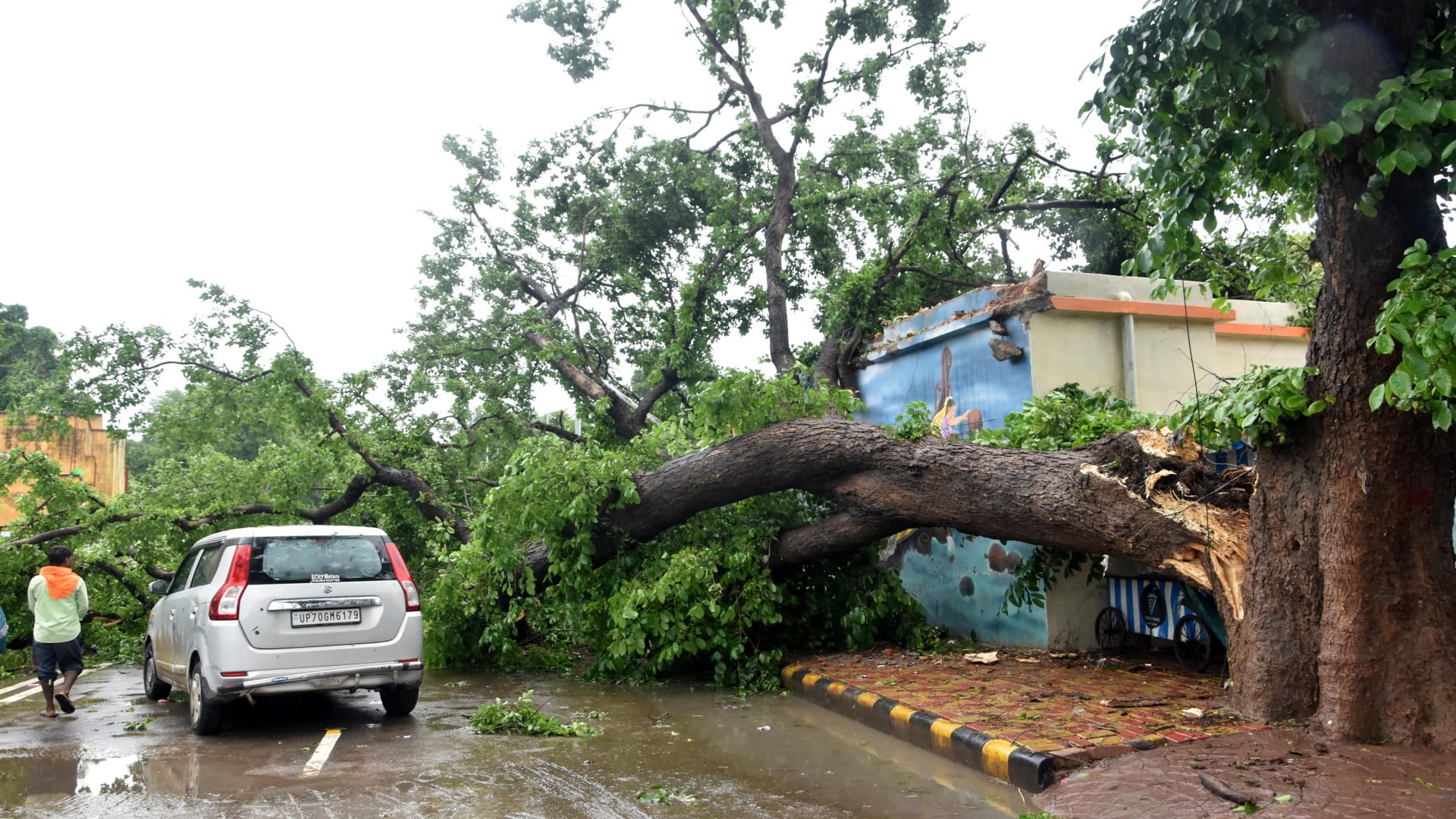 Prayagraj Weather: It is raining continuously in the district since morning