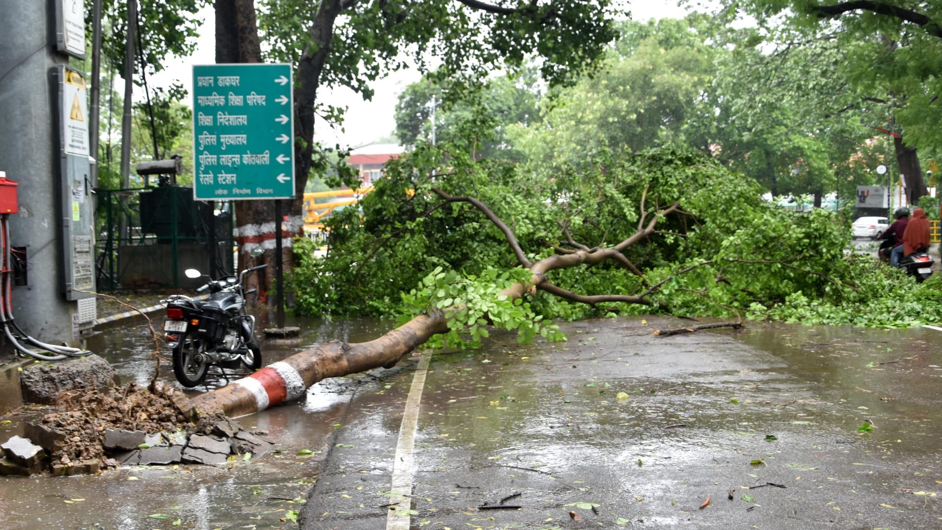 Prayagraj Weather: It is raining continuously in the district since morning