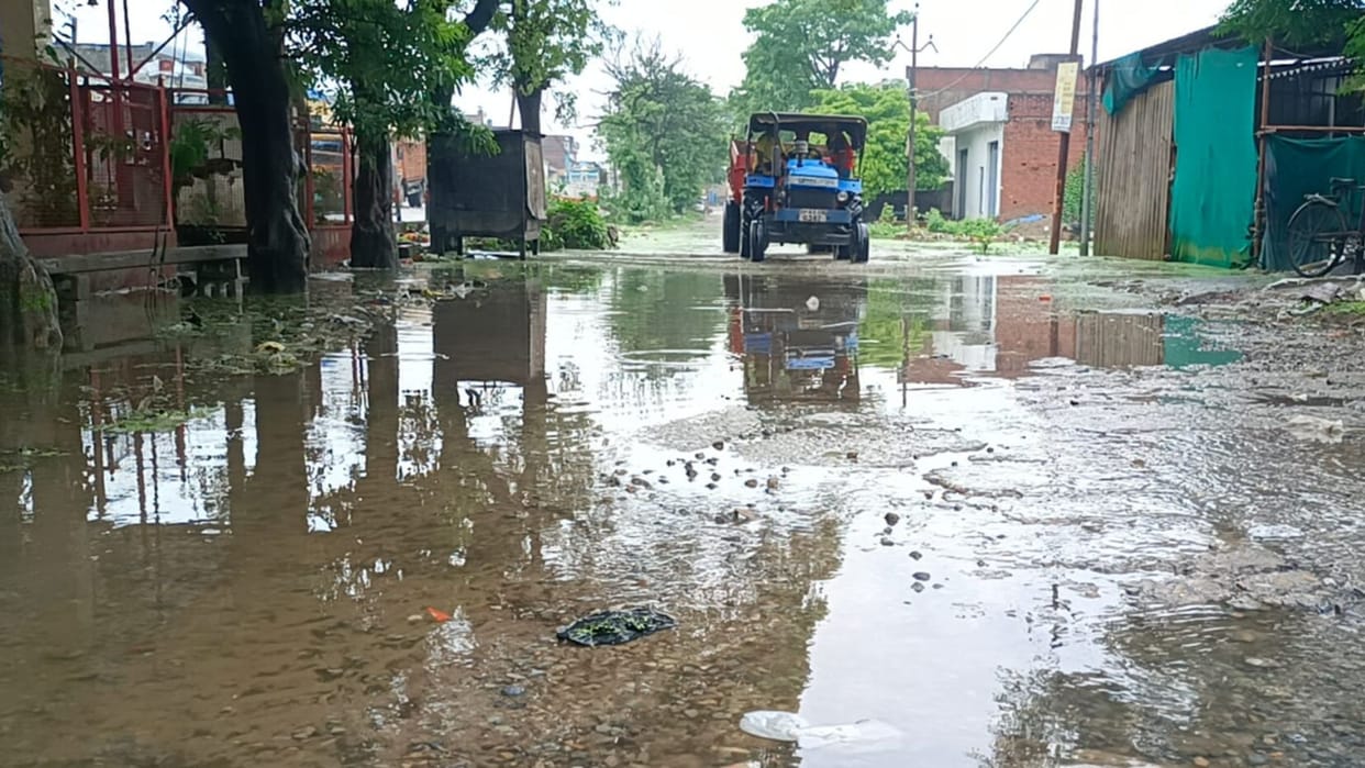 Chandauli Rain Waterlogging on streets and roads due to continuous rain