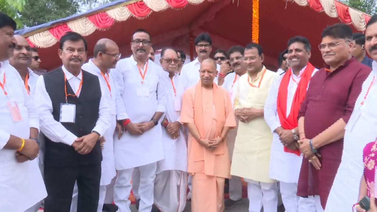 CM Yogi planted saplings in Chandauli and held review meeting with officials