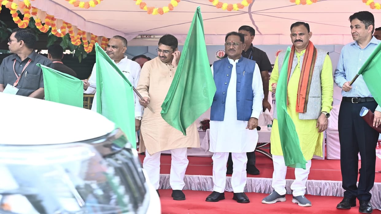 CG Health news: CM vishnudeo Sai flagged off 151 new ambulances for field health staff