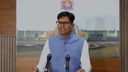 विधानसभा में मीडिया से चर्चा करते आवास एवं पर्यावरण मंत्री ओपी चौधरी