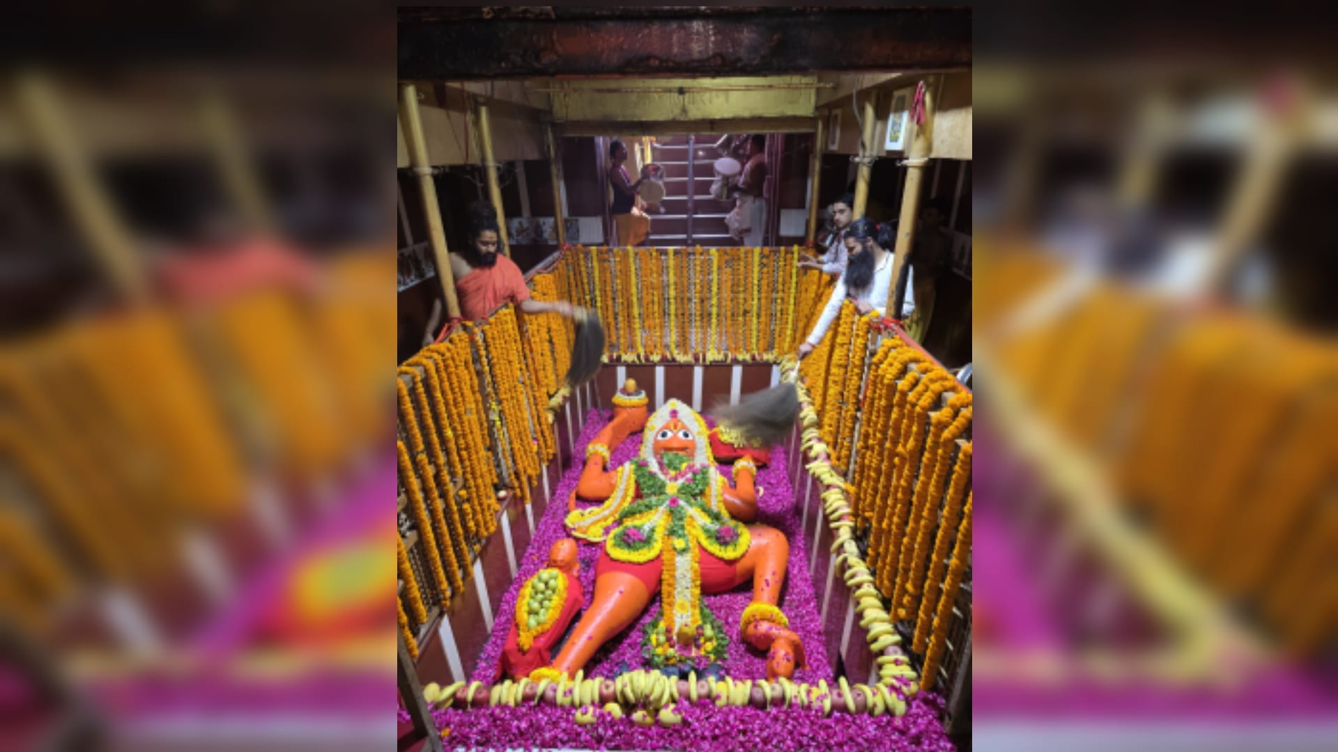 Prayagraj News: Mother Ganga returned after bathing Shri Bade Hanumanji, the doors of the temple were opened