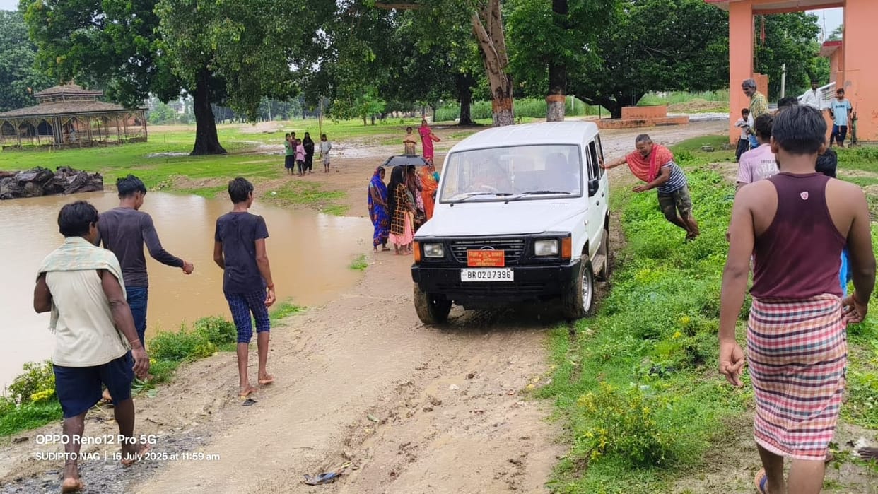 Bihar: CO car stuck in mud while inspecting flood affected area news in hindi