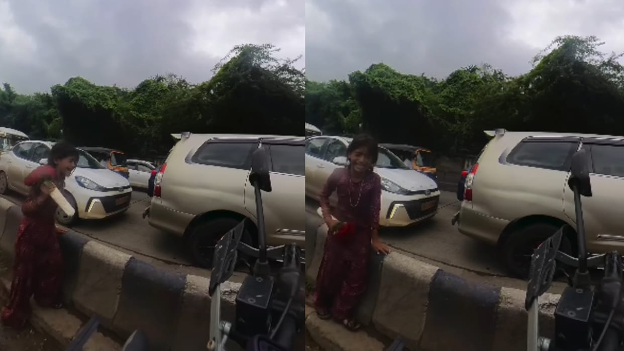 Viral Video Girl Crying on the road in Kota Rajasthan Emotional Video Goes Viral on Social Media