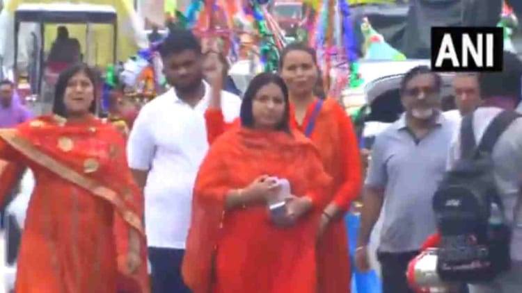 Haridwar: नंगे पांव...हाथ में जल...श्रद्धालुओं के साथ चलती नजर आई दिल्ली की भाजपा विधायक पूनम भारद्वाज