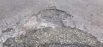Kanpur Bearings of Jajmau old Ganga bridge broke vibration increased in bridge patchwork is done on potholes