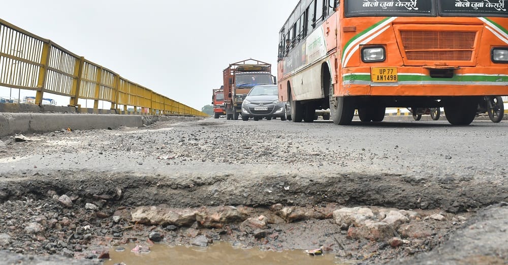 Kanpur Bearings of Jajmau old Ganga bridge broke vibration increased in bridge patchwork is done on potholes