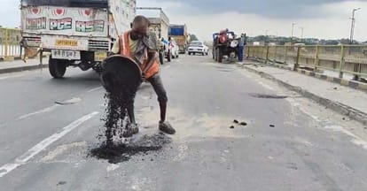 Kanpur Bearings of Jajmau old Ganga bridge broke vibration increased in bridge patchwork is done on potholes