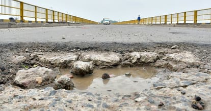 Kanpur Bearings of Jajmau old Ganga bridge broke vibration increased in bridge patchwork is done on potholes