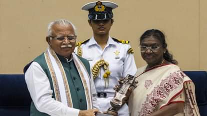 केंद्रीय मंत्री मनोहर लाल और राष्ट्रपति द्रौपदी मुर्मू।